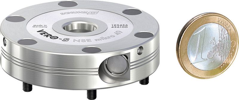 Ein wichtiges Puzzleteil für mehr Wirtschaftlichkeit bei der Produktion kleiner Komponenten und Baugruppen: Schunk Vero-S NSE mikro ebnet den Weg zu effizienten Schnellwechsellösungen auf kleinstem Bauraum. Es eignet sich für die leichte Zerspanung ebenso wie für den Einsatz in Prüfanwendungen und Montageapplikationen. (Bild: Schunk)