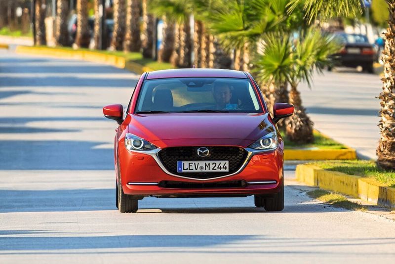 Die aufgefrischte Version kommen mit neuem Kühlergrill und modifizierten Leuchten vorgefahren. (Mazda)