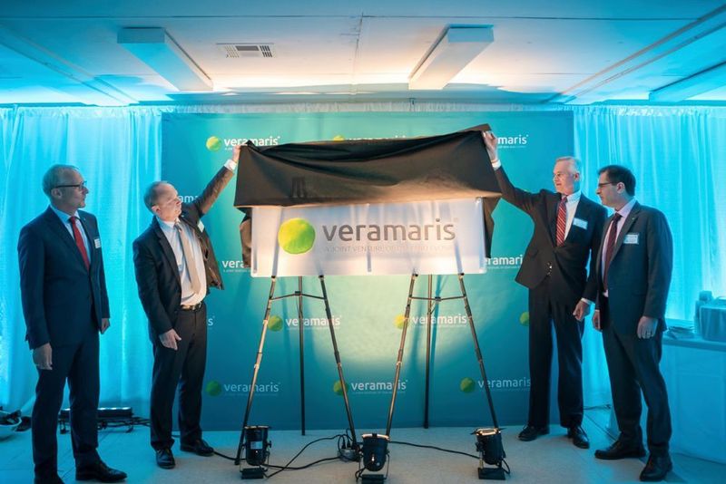 Das neue Veramaris-Schild für die Produktionsanlage in Blair, Nebraska, enthüllt von: Reiner Beste (Evonik), Christoph Goppelsroeder (DSM), Mike Foley, Vize-Gouverneur von Nebraska, und Karim Kurmaly (Veramaris).  (Veramaris)