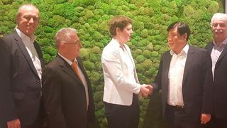 Der Vorstand von Kratzer Automation und Hofmann Tesys Prüftechnik beim Vertragsabschluss. (Kratzer Automation )