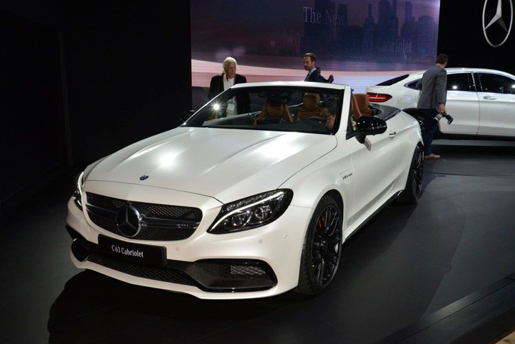 Auch Mercedes tanzt mit im PS-Reigen und zeigt das AMG C 63 Cabrio mit 510 PS. (Foto: Newspress)