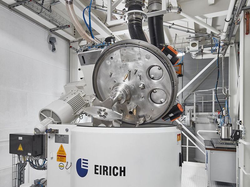 Den Mixsolver, hier gut erkennbar das exzentrisch angeordnete Mischwerkzeug, gibt es optional mit Evacmix-Technologie für direkt entgaste Slurries, mit Doppelmantel für einen temperaturge-führten Prozess und auch mit Ex-Schutz. (Bild: Eirich)