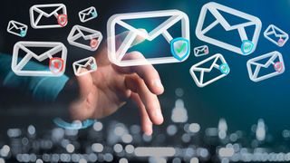 Papier-Compliance schützt nicht vor Cyberangriffen. Echte Cybersicherheit entsteht dort, wo Mitarbeitende unter realen Bedingungen sicherheitsgerecht handeln können. (Bild: © Production Perig - stock.adobe.com)
