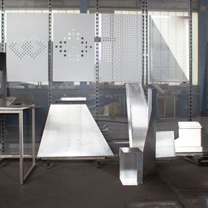 Hast-Metallverarbeitung ist auf die Herstellung von Blechteilen für den Bausektor in Kleinserien bis zu wenigen hundert Stück spezialisiert. Hier eine Auswahl aus dem, was machbar ist. Die speziell für das Unternehmen gebaute G-Electro Cut 4006 erweitert die Möglichkeiten.