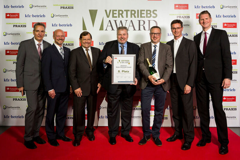 Über den 8. Platz des Vertriebs Awards 2017 freuten sich die Vertreter des  Autohauses Dieter Hartmann aus Münster (Renault, Dacia, Seat). Ein Grund für ihren Erfolg war das Wachstum beim Neuwagenabsatz von 1.600 auf 2.500 Einheiten im vergangenen Jahr. (Stefan Bausewein)