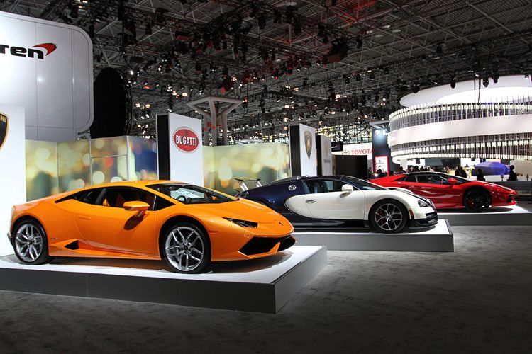 Der Exotenstand vereinte unter anderen zwei Lamborghini und einen Bugatti. Dass der Huracan und der Aventador dabei eine etwas unglückliche Figur machten, lag unter anderem daran, dass der hydraulische Frontlift nach dem Abstellen der Fahrzeuge in aktivierter Position stehenblieb. Ein Lamborghini darf seine Nase vielleicht etwas höher tragen, aber im Interesse der Ästhetik vielleicht lieber im übertragenen Sinne. (Foto: auto-medienportal.net/Jens Meiners)