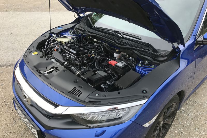 Im Civic gibt es noch viel Motor ohne Verkleidung zu sehen. Im Testwagen arbeitete ein 1,5-Liter-Vierzylinder-Turbobenziner mit 182 PS. (Seyerlein/»kfz-betrieb«)