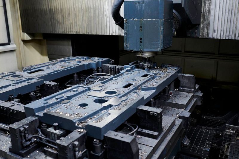 Für die erste Aufspannung zur Fixierung der unbearbeiteten Guss-Seitenteile sorgt eine Kombination aus hydraulischen Niederzugspannern, verschiedenen Abstützelementen sowie die darunter angeordneten Nullpunktspannstationen. (Bild: AMF)