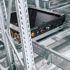 La solution mise en œuvre sur le site de Rumst associe Movu Atlas, un système de stockage et de prélèvement automatisé (ASRS) de nouvelle génération basé sur des navettes, au premier déploiement complet de Movu OPS, le logiciel d’exécution logistique (WES).(Source :  Movu Robotics)