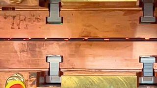 Die Schweißung von 38 Schweißbuckeln geschieht in einem Hub, und die 3 Bleche werden in 3,5 Sekunden zu einer dreilagigen Führungsschiene verbunden.  (Bild: Dalex)