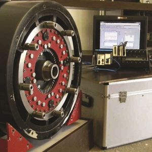 In dem pneumatischen Drehkolbenmotor, den Christian Geistberger von der Hitzinger GmbH aus Österreich entwickelte, sorgen iglidur-Gleitlager für eine Regelung der Luftzufuhr. Der Antrieb ist das Herzstück einer druckluftbetriebenen Notstromversorgung – eine echte Erfinder-Idee.