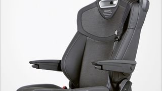 Drei-Punkt-Gurt und eine oder zwei Armlehnen (je nach Fahrzeugtyp) gehören zur Serienausstattung des neuen Lkw-Sitzes Recaro C 7000. (Bild: Recaro)