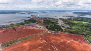 In großen Deponien wie hier bei Aughinish Aluminiumhütte in Irland wird derzeit der ätzende und giftige Rotschlamm, der bei der Aluminiumproduktion entsteht, entsorgt. Ein Team des Max-Planck-Instituts für Eisenforschung hat einen wirtschaftlichen Prozess entwickelt, um daraus klimaneutral Eisen für die Stahlindustrie zu gewinnen. (Bild: Gabriel Cassan - stock.adobe.com)