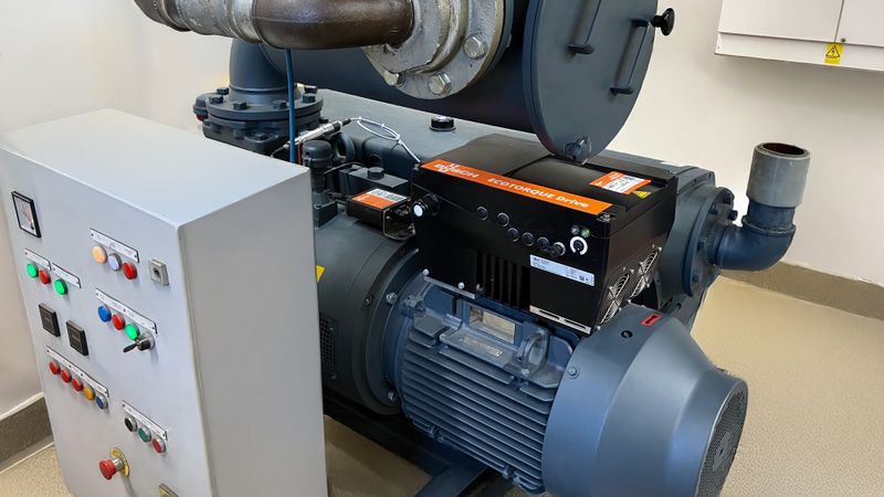 Durch Nachrüstung der vorhandenen ölgeschmierten R5 Drehschieber-Vakuumpumpen mit der drehzahlgeregelten Antriebstechnologie Ecotorque von Busch erzielte Kepak McIntosh Donald Energieeinsparungen von bis zu 50 Prozent.(Bild:  Busch Vacuum Solutions)