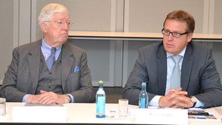 ZDK-Präsident Robert Rademacher (li.) zog eine weniger graue Bilanz des Autojahrs 2013, als bisher erwartet worden war. Stefan Fuchs sprach im Rahmen des 8. Mannheimer Kamingespräch über die Entwicklungen auf dem Markt der Schmierstoffe. (Foto: Michel)