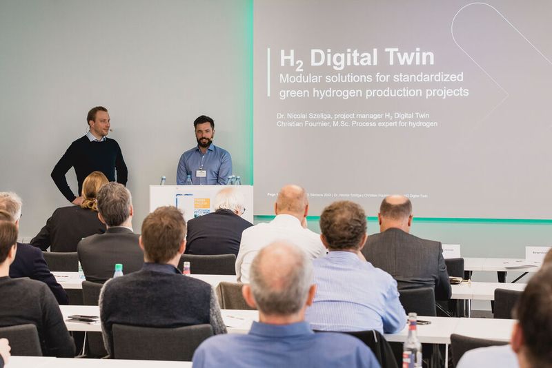Zwillingsvortrag für den H2-Digital-Twin? Dr. Nicolai Szeliga, Projektingenieur bei Siemens und sein Kollege Christian Fournier, Projektmanager bei dem Elektrotechnik-Riesen geben das Digitalisierungs-Duo. (Bild: Stefan Bausewein)