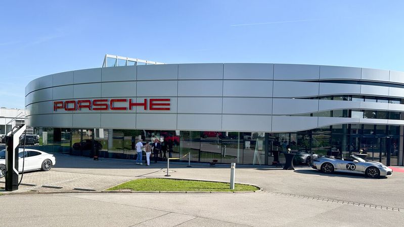 Die neue Fassade des Hauptgebäudes des Porsche Zentrums Ingolstadt, ausgerichtet zur Manchinger Straße.(Bild:  Diehl – VCG)