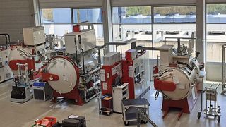 Das Vakuumhärten ist ein Verfahren der Wärmebehandlung. In diesen Anlagen können Werkzeugstähle und martensitische Edelstähle bis zu einer maximalen Temperatur von 1300 Grad gehärtet und angelassen werden.  (Bild: Finus/VCG)