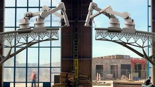 Simulation eines Brückenbaus per Roboter: Die Roboter fahren auf den von ihnen selbst gefertigten Stahlelementen. Der 1500 °C heiße Stahl wird praktisch in die Luft gespritzt und erstarrt. (Bild:Joris Laarman)