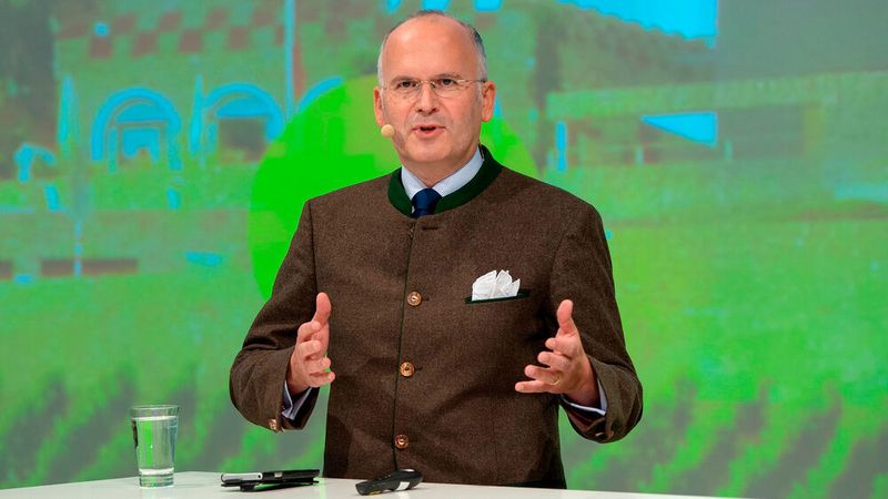 Als Keynote-Speaker war in diesem Jahr Prof. Dr. Klaus Schweinsberg engagiert. Bereits 2016 hatte er die Zuhörer mit seinem Vortrag „Haltung, Haftung, Hingabe“ begeistert.  (J. Untch / Vogel Communications Group GmbH & Co. KG)