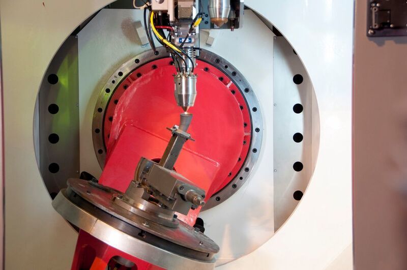 „Mobile“ und „Magic 2.0“ sind 5-Achs-Maschinen mit CNC-Steuerung, die nach dem Laser Metal Deposition (LMD)-Verfahren arbeiten und in Zusammenarbeit mit dem französischen Maschinenbaukonzern Fives speziell für Industriekunden konzipiert wurden. (Bild: BeAM)