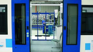 Weniger Verschleiß: Türsysteme von S-Bahnen und Nahverkehrszügen sind harten Beanspruchungen ausgesetzt. igus-Komponenten senken den Verschleiß bei häufigem Öffnen und Schließen, Vibrationen, Feuchtigkeit und Minustemperaturen.  Bilder: igus (Archiv: Vogel Business Media)