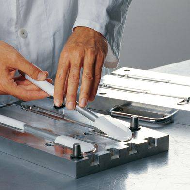 Der neue temperfreie Silikonkautschuk eignet sich u.a.  für die Herstellung von Küchenutensilien, die mit Lebensmitteln in Kontakt kommen. (Bild: Wacker)