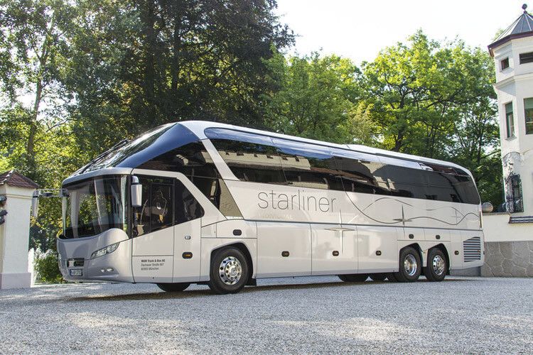 Binnen sechs Wochen werden die 14 Meter langen und fast 4 Meter hohen Reisebusse weitgehend in Handarbeit zu echten Luxuslinern umgebaut. (Foto: MAN)