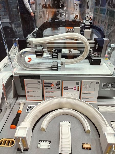 Igus zeigte nicht nur reinraumtaugliche Energieketten ... (Bild: Breunig – VCG)