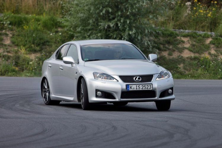 Der 423 PS starke Lexus IS F verfügt über mehr Potenzial, als die meisten Fahrer abrufen können. Rallye-Pilotin und Lexus-Markenbotschafterin Isolde Holderied zeigte auf dem Testgelände, was alles möglich ist. (Lexus)
