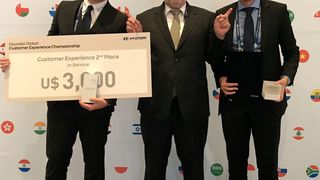 Freuen sich über den Erfolg: Florian Ziegler (links), ATB Autotechnik, Wolfgang Mayer, Temleiter Technisches Training bei Hyundai Motor Deutschland und Andrej Junker, Autohaus Xaver Platzer. (Hyundai)