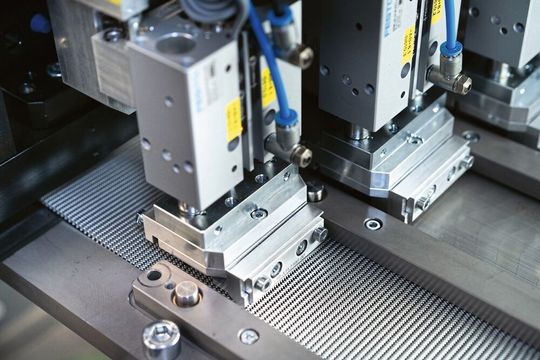 Der von Schaal Technology neu entwickelte Fin-Adjuster für Anwendungen im Bereich Wärmemanagement ermöglicht einen kontinuierlichen vollautomatischen Stanzprozess.(Bild:  Schaal Technology)