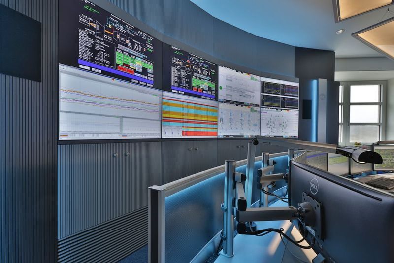 Bei der Leitwarten-Klimatisierung wurde besonders darauf geachtet, dass die Anlagenfahrer keiner Zugluft ausgesetzt sind: Die kühle Luft strömt durch Lüftungsgitter unterhalb der Monitorwand ein, steigt nach oben und kühlt die Bildschirme, bevor sie im Mittelkranz der Akustikdecke lautlos abgesaugt wird. (Jungmann Systemtechnik)