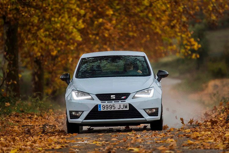Wie im Katalog versprochen hängt der Ibiza von 1.450 bis 4.200 Nm nahtlos am Gas, die 6,7 Sekunden vom Stand bis zur 100 Stundenkilometermarke fühlen sich noch schneller an. (Foto: Seat)