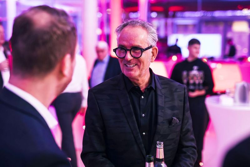 Nachdem Burkhard Weller beinahe alle 500 Gäste per Handschlag willkommen geheißen hatte  … (Wellergruppe)