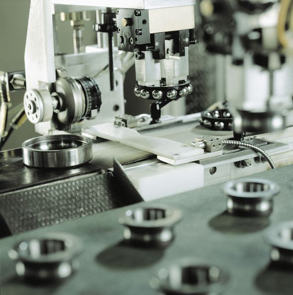 Vollautomatische Montage: Aus Innenring, Außenring, Kugeln, Käfig und Fett entsteht ein komplettes Wälzlager. (Archiv: Vogel Business Media)