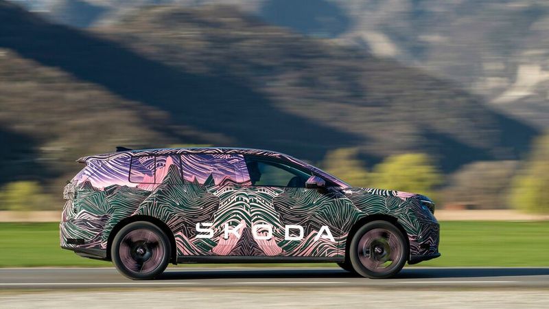 Mit einer Länge von 4,87 Meter wird der große Wagen nur noch vom Verbrenner-Flaggschiff Superb leicht getoppt und überflügelt das bislang größte SUV Kodiaq um fast 12 Zentimeter. (Bild: Skoda)