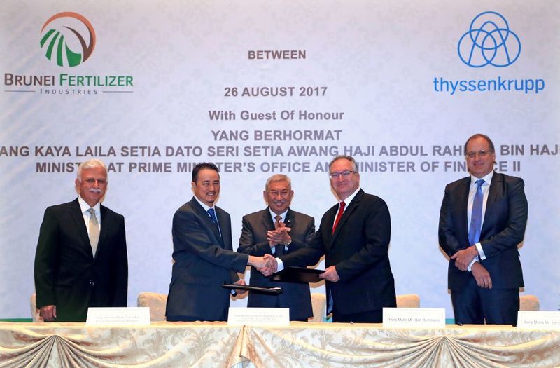 Handschlag auf die Partnerschaft: Dato Bahrin Abdullah, Vorsitzender von Brunei Fertilizer Industries (2. v. l.), und Ralf Richmann, CEO Business Unit Fertilizer & Syngas Technologies von Thyssen Krupp Industrial Solutions (4. v. l.), nach der Vertragsunterzeichnung. Pehin Dato Abd Rahman Ibrahim, zweiter Finanzminister von Brunei (3. v. l.), wohnte der Zeremonie bei. (Thyssen Krupp)