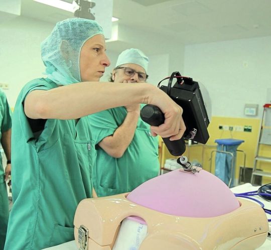 Mithilfe eines OP-Simulators konnte der Prototyp eines kabellosen Endoskops vom medizinischen Personal des St. Joseph Krankenhauses in einem OP-Saal getestet werden.(Bild:  Fraunhofer HHI)