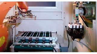 Flexible Werkstückzuführung und -prüfung sowie Übergabe an den Maschinenlader der Wälzfräsmaschine: Den Werkstücktransport übernimmt dabei ein Roboter. (Bild: EGS)