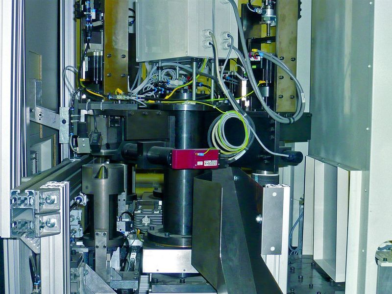 Bild 3: Im Modul 2 erfolgt mit mehreren Kameras die Messung der Laufflächenbreite im Profil sowie der Formabweichung der einzelnen Segmente. Bild: Schneider Messtechnik (Archiv: Vogel Business Media)