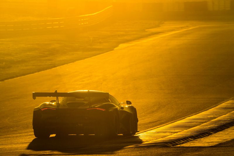 Doch als es gerade so richtig schön rund läuft, flattert nach zehn Runden und einer gefühlten Ewigkeit plötzlich die Zielflagge über die lange Gerade. (Bild: patrick@beadyeye.tv/McLaren)