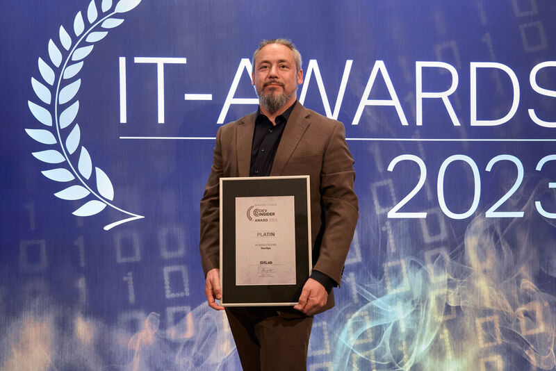 Nimmt den heißbegehrten Platin-Award in der Kategorie „DevOps“ mit: René Hoferichter für GitLab. (Bild: krassevideos.de / VIT)