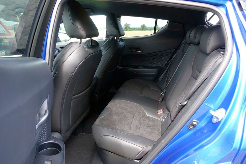 Hinten fehlt es an Knie- und Kopffreiheit sowie an Sicht nach draußen. (Bild: Rosenow/»kfz-betrieb«)