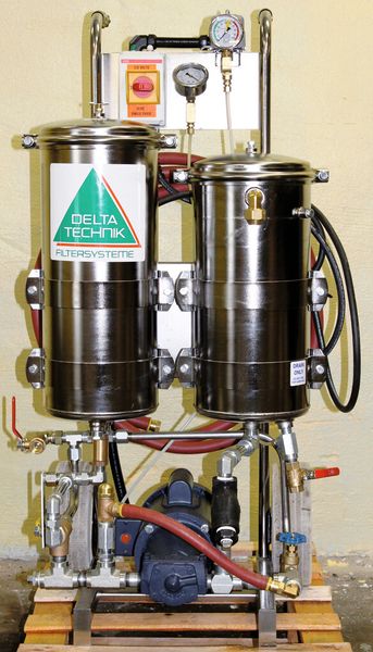 Bild 4: Die Feinstfilteranlage M 110 mit auswaschbarem Vorfilter im rechten Systembereich, damit Leicht- und Buntmetallspäne die Hauptanlage nicht schädigen können. (Bild: Delta Technik)