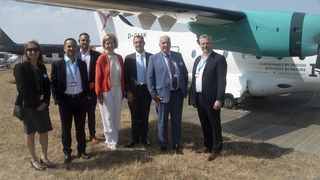 Arbeiten ab sofort strategisch zusammen (v.l.): Patricia Ferrari (Head of Procurement Deutsche Aircraft), Fabio Maffei (Head Business Development Germany Thyssenkrupp Aerospace), Florian Schasiepen (Business Development Manager Thyssenkrupp Aerospace), Ilse Henne (Chief Transformation Office Thyssenkrupp Materials Services), Maximilian Fahr (Director Supply Chain Deutsche Aircraft), Dave Jackson (CEO Deutsche Aircraft), sowie Patrick Marous (CEO Thyssenkrupp Aerospace). (Bild: Thyssenkrupp Aerospace)