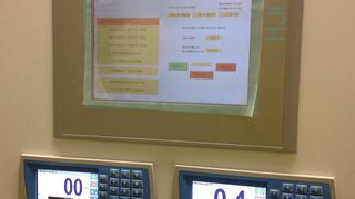 Bild 1: Modweigh-Farbdisplays unterhalb des PLC-Displays in der Schaltschranktür (Bild: MTS Mess Technik Sauerland)