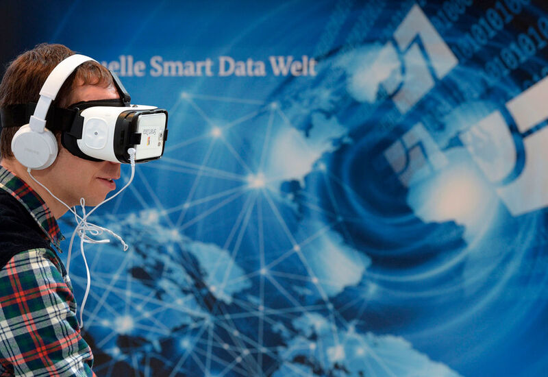 Längst kein Spielzeug mehr: Im Bereich Research & Innovation hatten Besucher während der CeBIT die Gelegenheit, Augmented Reality live auszuprobieren und sich mit Datenbrillen durch virtuelle Welten zu bewegen und Prozesse zu steuern. (Deutsche Messe)