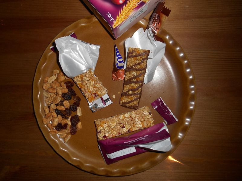 Platz 15: Müsliriegel (7 Prozent )Die Riegel enthalten unterschiedlich verarbeitetes Getreide. Durch den Zusatz von Obst, Schokolade oder Gewürzen, lassen sich verschiedene Geschmacksrichtungen erzeugen. Für 7 % der Deutschen waren Müslieriegel in 2016 der liebste Snack.   Weitere interessante Beiträge rund um das Thema Süßigkeiten & Ernährung:    - Dossier Übergewicht & Ernährung      - Woher kommt der Schmelz der Schokolade?      - Unnachahmliche Süße: über die Schwierigkeit vom Zucker zu lassen    (Bild: Miriam Guterland - Eigenes Werk, CC BY-SA 4.0 via Wikimedia Commons, https://commons.wikimedia.org/wiki/File:Muesliriegel_Juli2015.JPG) (Bild: Miriam Guterland)