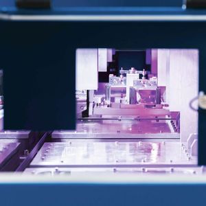 Die Eco-Cvelox ermöglicht das Hochdruckwasserstrahl-Entgraten und Reinigen von Bauteilen laut Hersteller Ecoclean zu besonders geringen Kosten.